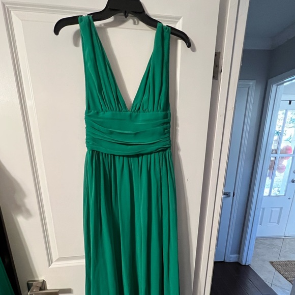 Kelly green size 4 long formal gown - Picture 2 of 3